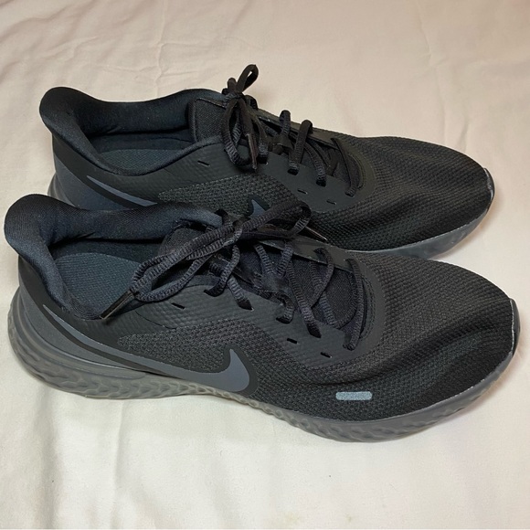 Black Men’s Nike Running Shoes - Picture 4 of 11